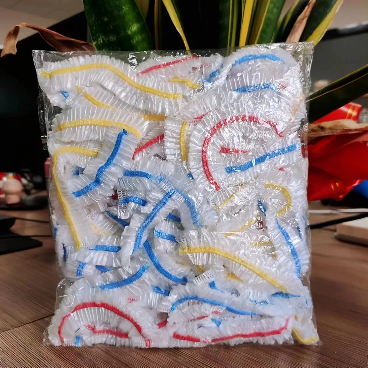 Capas Descartáveis Coloridas – Proteção Prática e Versátil para Alimentos e Muito Mais